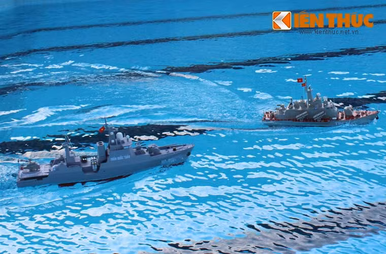 Mô hình tàu tên lửa Molniya hành quân trong đội hình (chiếc đi trước). Hệ thống vũ khí trên mô hình 12418 Molniya được điều khiển dựa vào kỹ thuật wifi mobil robot nên người điều khiển có cảm giác như đang đứng trong khoang chỉ huy.