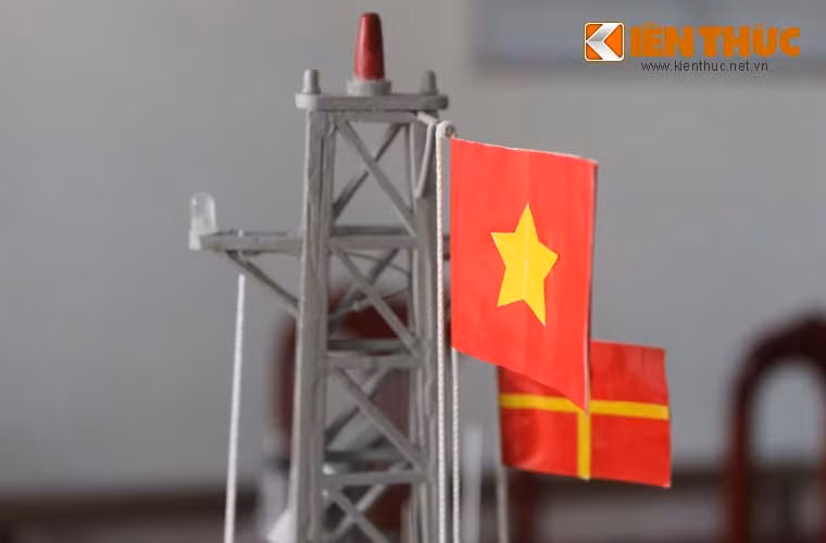 Hệ thống đèn hành trình trên đài chỉ huy.