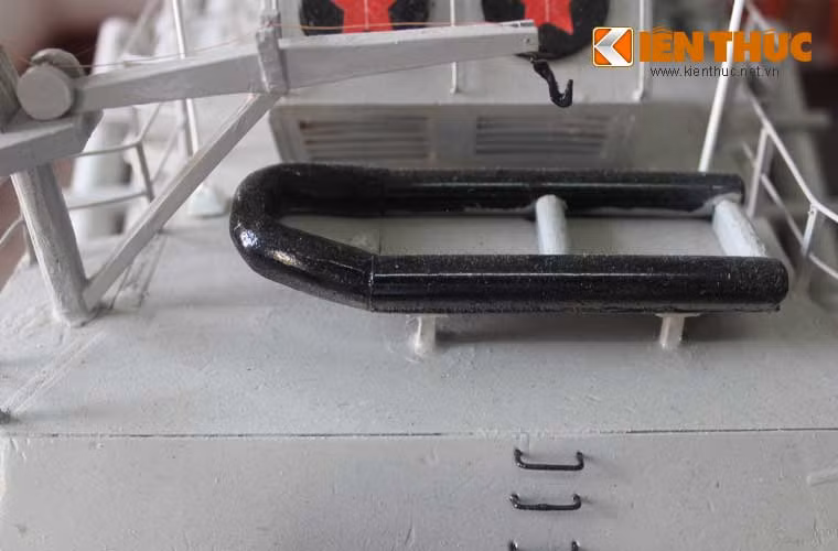 Xuồng cứu hộ và cẩu xuồng được trang bị đầy đủ trên boong.