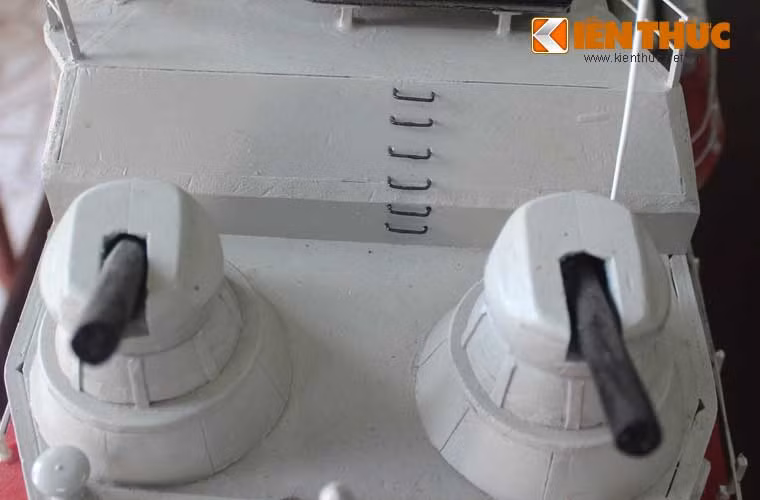 Pháo phòng không bắn nhanh AK-630, tốc độ bắn 6.000 phát/phút.