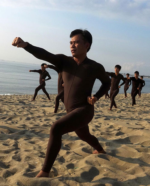 Các chiến sĩ đặc công nước với những bài tập khởi động.