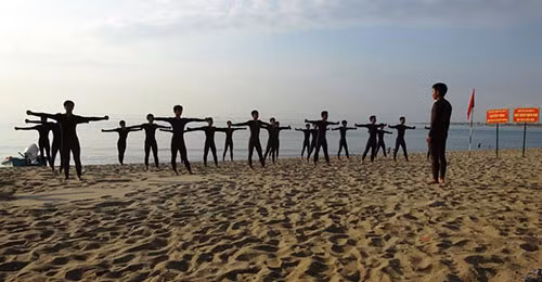 Nơi có những chiến sĩ ưu tú ấy là Lữ đoàn Đặc công nước 5, tiền thân là Tiểu đoàn 5, được thành lập ngày 24/3/1967. Kể từ ngày thành lập đến năm 1975, đơn vị đã huấn luyện và chi viện cho các chiến trường 50 khung cán bộ, chiến sĩ, từ phiên hiệu đại đội 1 đến đại đội 50, với trên 5.000 cán bộ, chiến sĩ đặc công nước. Các chiến sĩ đặc công nước ở các chiến trường đã lập được nhiều thành tích đặc biệt xuất sắc, trong đó có nhiều đồng chí được tuyên dương danh hiệu Anh hùng Lực lượng vũ trang nhân dân.