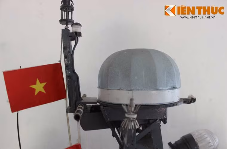 Radar đa năng Pozitiv ME trinh sát mục tiêu trên không, trên biển, tầm trinh sát hơn 100km, có thể theo dõi 15 mục tiêu cùng lúc, bám 3-5 mục tiêu.