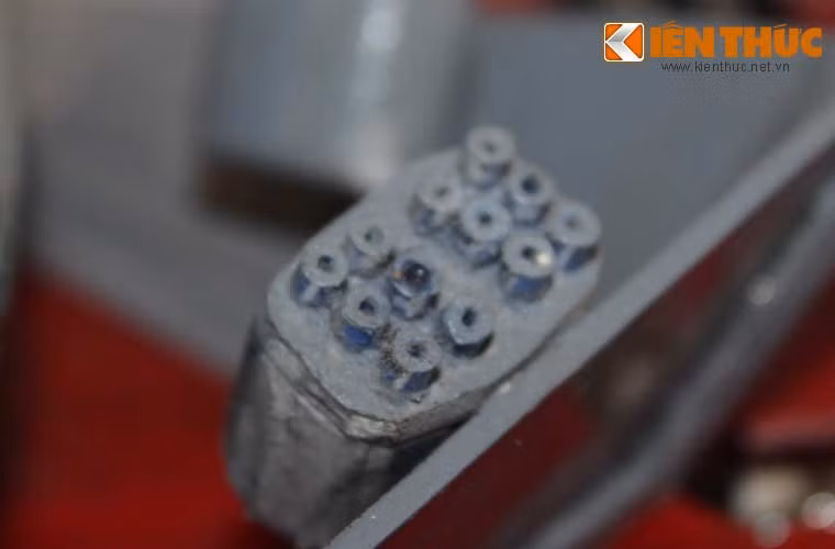 Dàn phóng đạn nhiễu PK-10 được trang bị trên tàu để đánh lừa tên lửa đối phương.