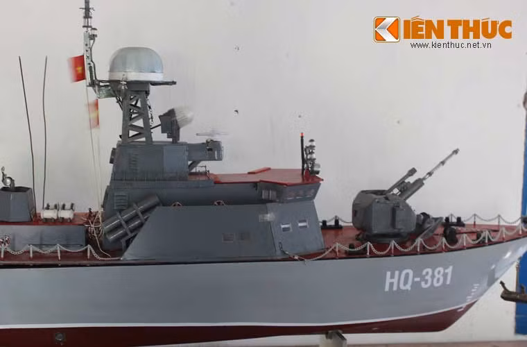 Lớp P dài 62m, rộng 11m, lượng giãn nước toàn tải 520 tấn, trang bị động cơ diesel tốc độ 30 M/h (khoảng 55km/h), dự trữ hành trình liên tục 30 ngày.