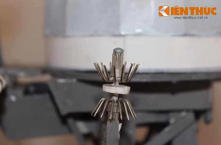 Ăng ten thông tin liên lạc trên tàu.