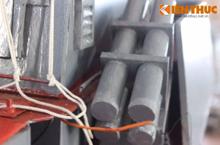 Bệ phóng tên lửa URAN-E hai bên mạn tàu, mỗi bệ 4 ống phóng được xem hỏa lực chủ công của tàu hộ tống lớp P.