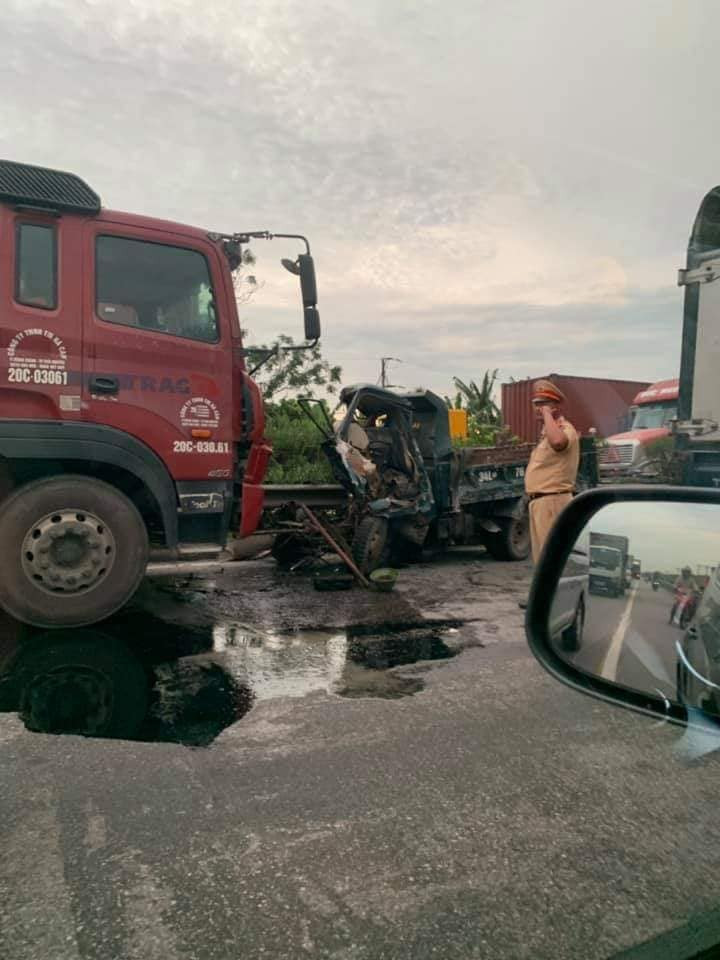 Sáng cùng ngày, trao đổi với phóng viên báo Kiến Thức, ông Đào Quang Thảnh, Chủ tịch UBND xã Cộng Hòa, huyện Kinh Thành, Hải Dương xác nhận vụ việc trên và cho biết: "Vụ việc đã khiến khoảng 6 người tử vong, hiện cơ quan chức năng đang tiến hành đang tiến hành cẩu chiếc xe bị lật lên. Chưa biết còn người nào trong xe bị thương vong nữa không"