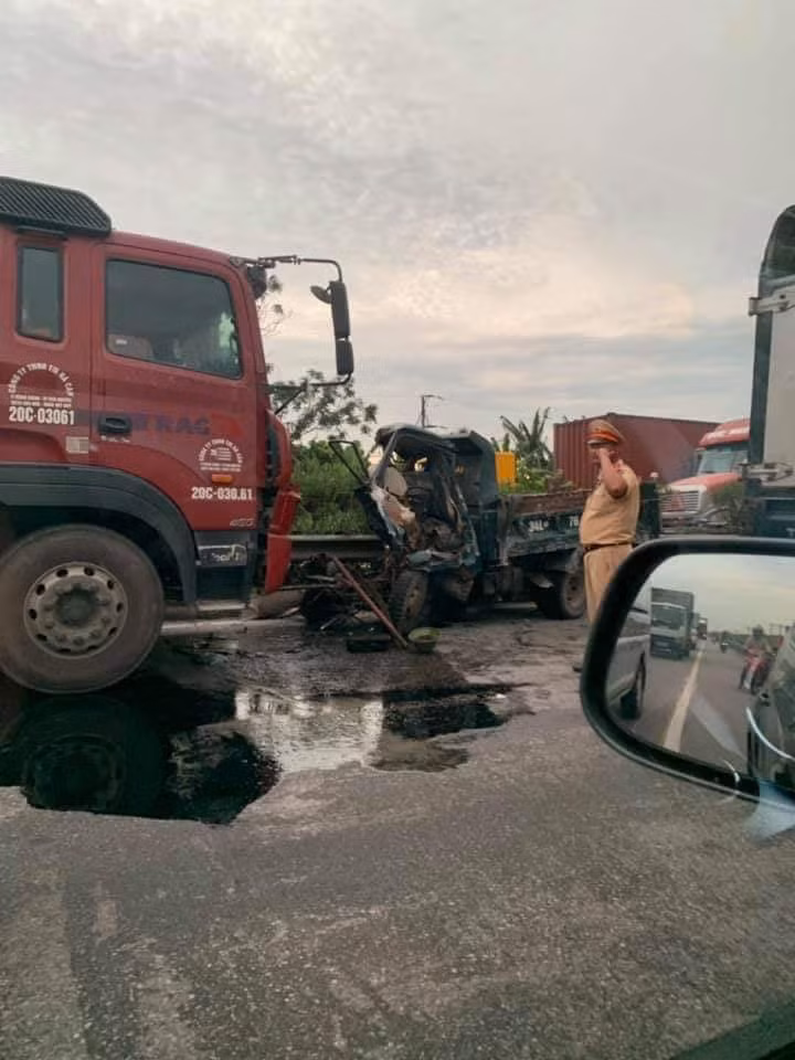 Sáng cùng ngày, trao đổi với phóng viên báo Kiến Thức, ông Đào Quang Thảnh, Chủ tịch UBND xã Cộng Hòa, huyện Kinh Thành, Hải Dương xác nhận vụ việc trên và cho biết: "Vụ việc đã khiến khoảng 6 người tử vong, hiện cơ quan chức năng đang tiến hành đang tiến hành cẩu chiếc xe bị lật lên. Chưa biết còn người nào trong xe bị thương vong nữa không"