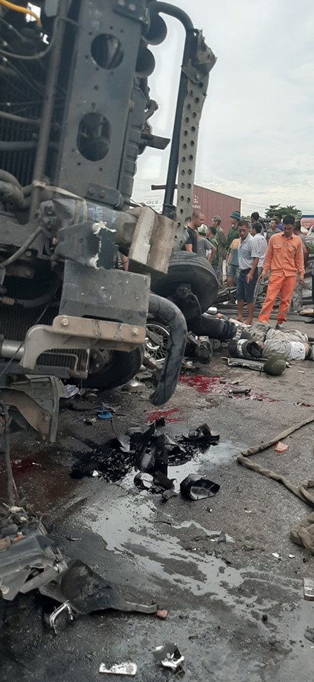 Vụ việc đã khiến chiếc xe tải bị lật biến dạng