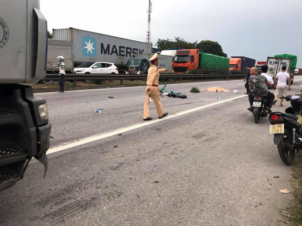 Lực lượng chức năng đang phong tỏa hiện trường khu vực xảy ra tai nạn