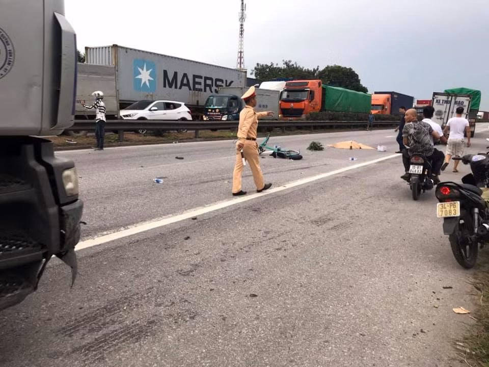 Lực lượng chức năng đang phong tỏa hiện trường khu vực xảy ra tai nạn