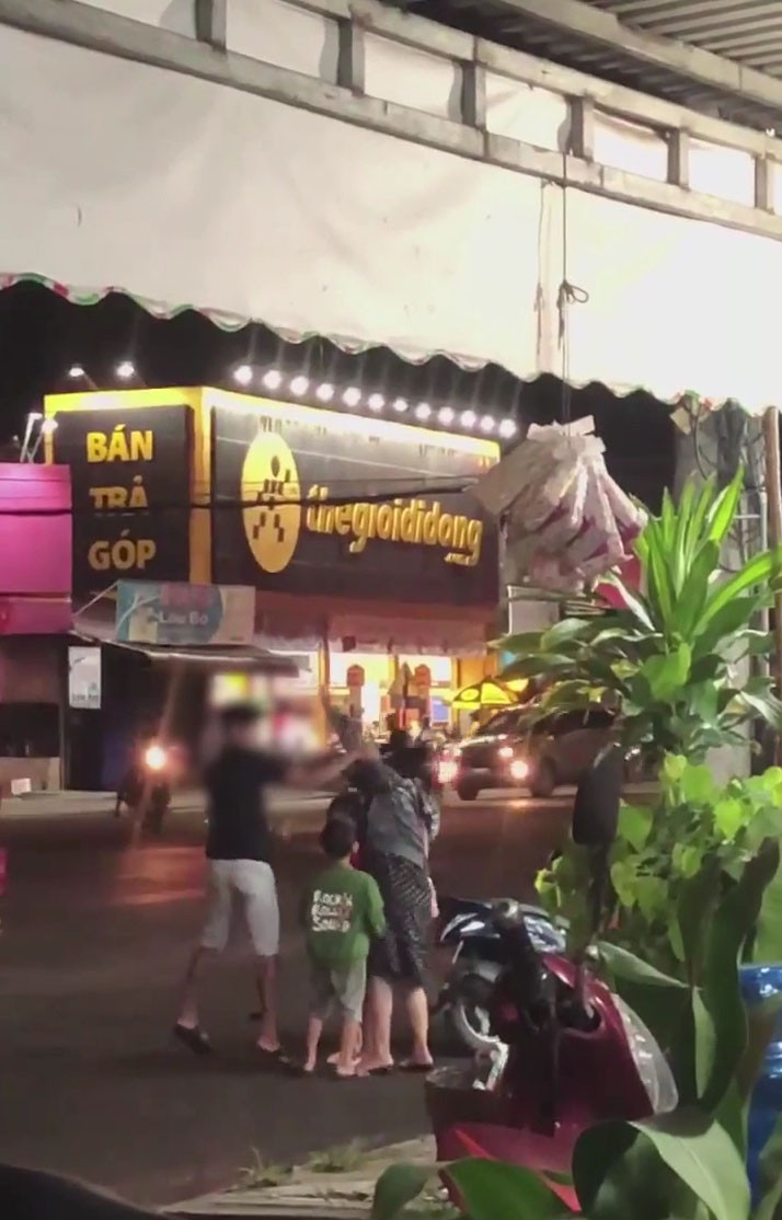  2. Chồng đánh vợ bầu ngay trên phố, trước mặt 2 con: Tối 7/6/2019, loạt clip và hình ảnh ghi lại sự việc người phụ nữ mang bầu bị chồng bạo hành ngay trên đường phố, trước mặt 2 con nhỏ được đăng tải lên Facebook khiến cộng đồng mạng không khỏi phẫn nộ và xót xa.