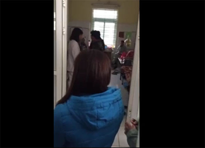 Trước sự việc trên, một số y tá vào can ngăn, tuy nhiên người chồng cho rằng “Đây là việc riêng của vợ chồng em” và nói mọi người không nên can thiệp. Vừa nói, người chồng bất ngờ lao đến, đẩy mạnh người vợ đang mang thai khiến các bác sĩ và người dân xung quanh phải nhắc nhở.