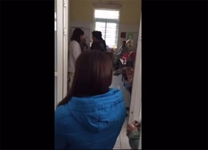 Trước sự việc trên, một số y tá vào can ngăn, tuy nhiên người chồng cho rằng “Đây là việc riêng của vợ chồng em” và nói mọi người không nên can thiệp. Vừa nói, người chồng bất ngờ lao đến, đẩy mạnh người vợ đang mang thai khiến các bác sĩ và người dân xung quanh phải nhắc nhở.