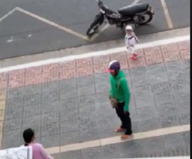 Không làm chủ được cảm xúc, người chồng đã dừng xe, lên vỉa hè "ăn thua" với vợ. Người đàn ông này còn phát ngôn ra những từ ngữ vô cùng xúc phạm, chửi bới vợ mình một cách thậm tệ. Thậm chí, người đàn ông này còn lao vào đánh đập, giật tóc rồi dúi đầu người vợ xuống vỉa hè, mặc dù người vợ đang mang bầu.