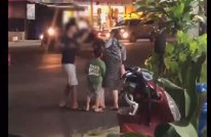 Sự việc được cho biết là xảy ra tại Cần Thơ. Theo người đăng tải sự việc, người phụ nữ bị đánh là vợ, do ghen tuông nên cãi nhau với người đàn ông (là chồng). Người chồng lại đang say xỉn, do vậy đã thẳng tay tát vợ, đánh đập vợ mình dã man trước mặt 2 con nhỏ.