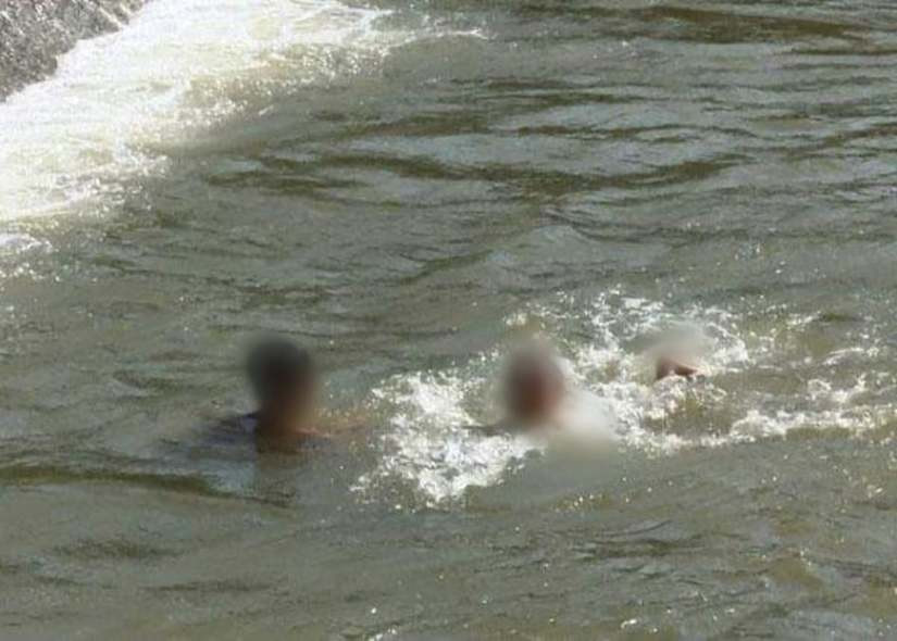 Dap xe qua cau, 2 chau be roi xuong song bi duoi nuoc thuong tam