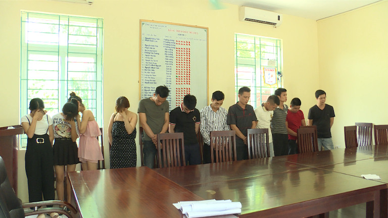 Vinh Phuc: 12 “nam thanh nu tu” su dung ma tuy trong quan karaoke Thien Thai