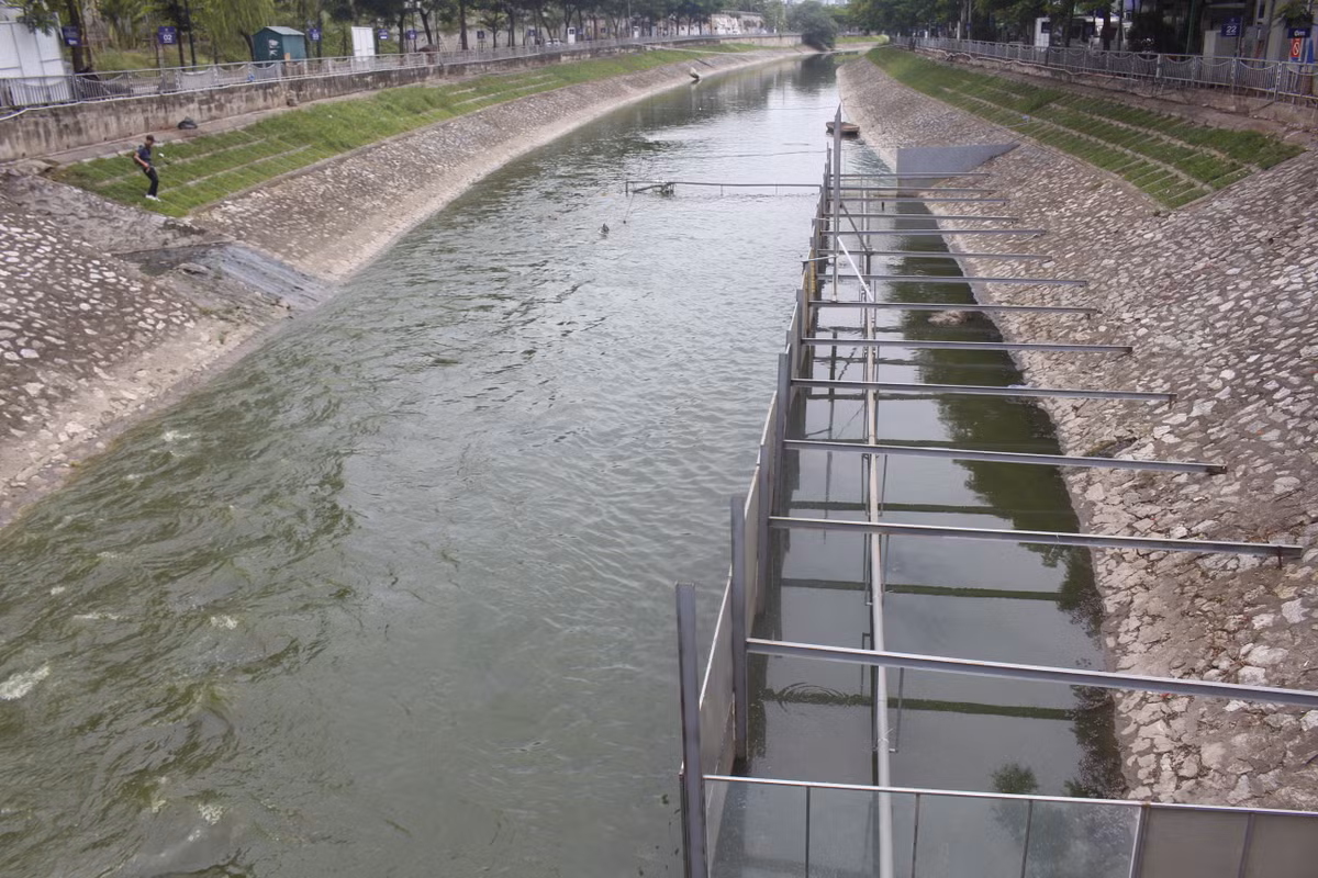 Nhiều người thích thú với cảnh tượng lạ mắt này.