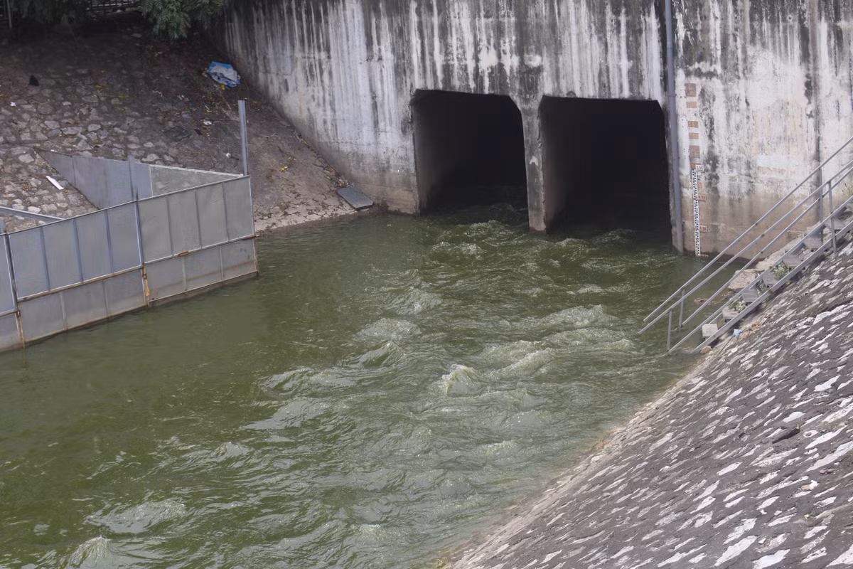 Lượng nước sông Tô Lịch dâng lên đáng kể.