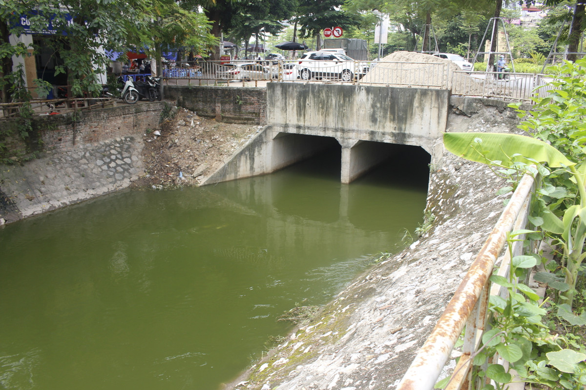 Thế nhưng tới gần trưa ngày 11/7, lượng nước đổ về sông Tô Lịch vẫn khá lớn với dòng chảy mạnh.
