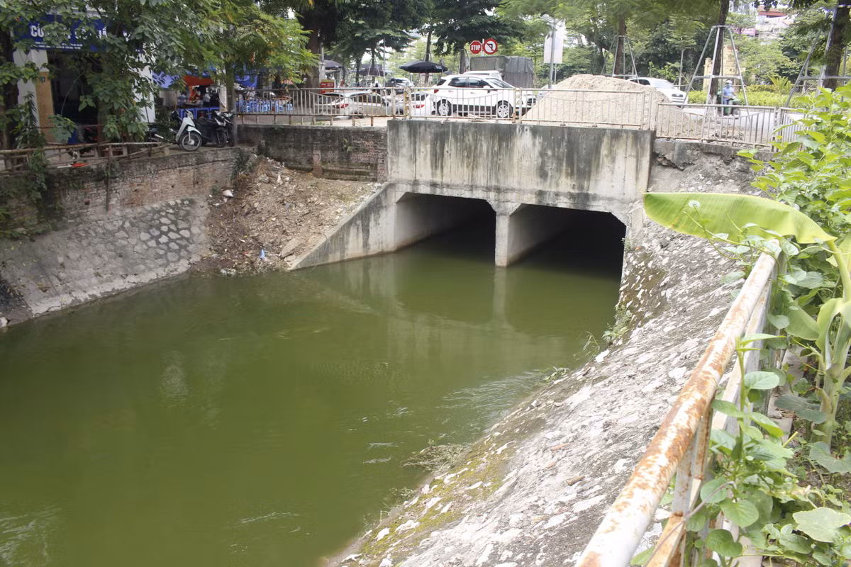 Thế nhưng tới gần trưa ngày 11/7, lượng nước đổ về sông Tô Lịch vẫn khá lớn với dòng chảy mạnh.