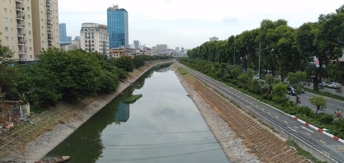 Nhiều người dân lo ngại, dòng nước xanh chỉ là tạm thời vì đây chỉ là giải pháp tình thế, chưa giải quyết tận gốc được vấn đề ô nhiễm.