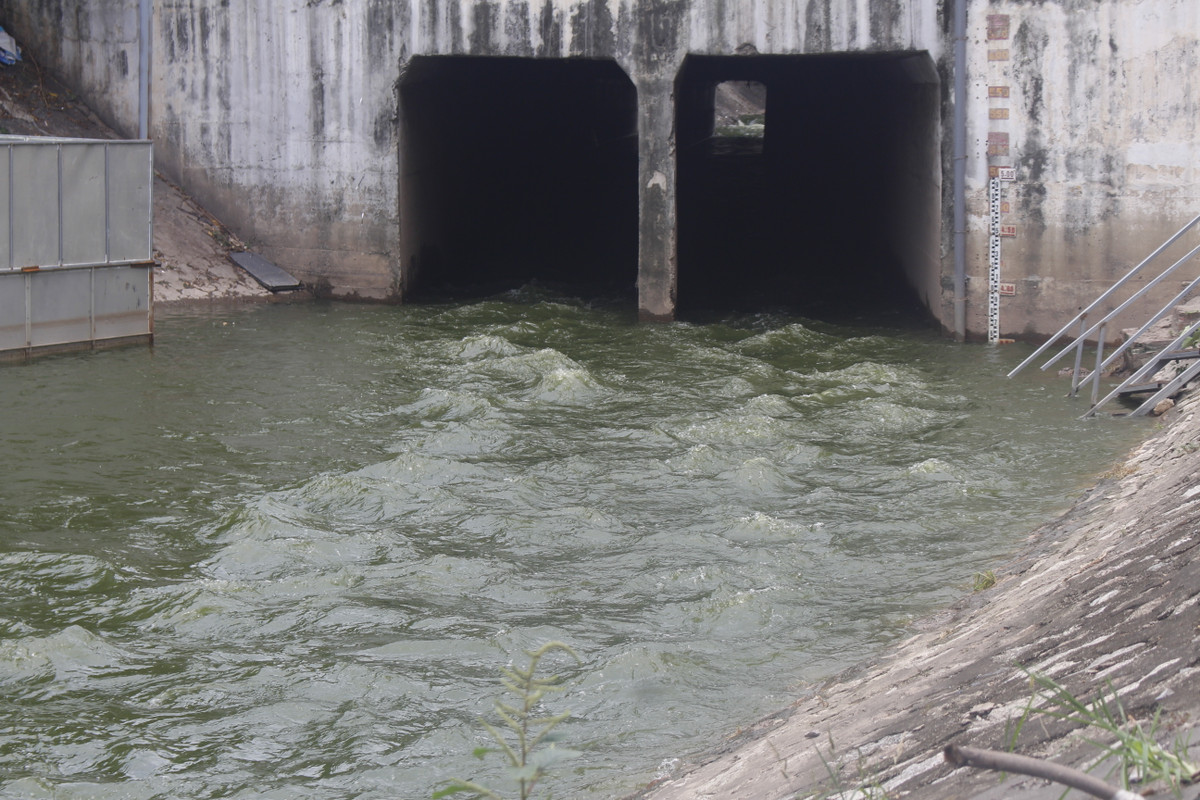 "Nước chảy rất xiết nghe róc rách như con suối giữa lòng thủ đô vậy"- người dân nhận xét