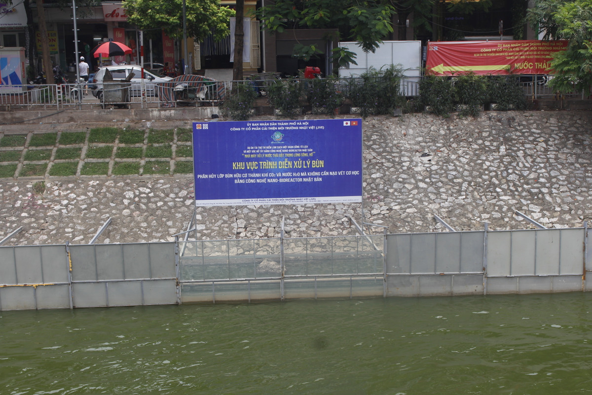 Khu vực được rào chắn dưới lòng sông là đoạn trình diễn xử lý bùn: phân hủy lớp bùn hữu cơ thành khí CO2 và nước H2O mà không cần nạo vét cơ học bằng công nghệ Nano - Bioreactor của Nhật Bản.