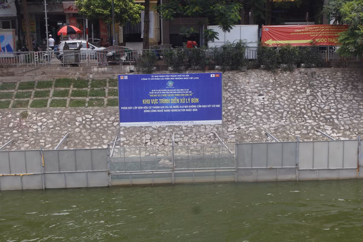 Khu vực được rào chắn dưới lòng sông là đoạn trình diễn xử lý bùn: phân hủy lớp bùn hữu cơ thành khí CO2 và nước H2O mà không cần nạo vét cơ học bằng công nghệ Nano - Bioreactor của Nhật Bản.