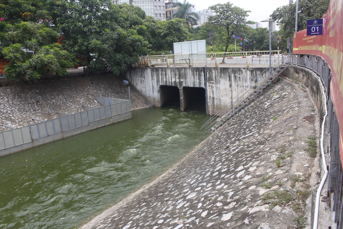 Dòng nước đen kịt đã được thay thế bằng dòng chảy có màu xanh biếc.