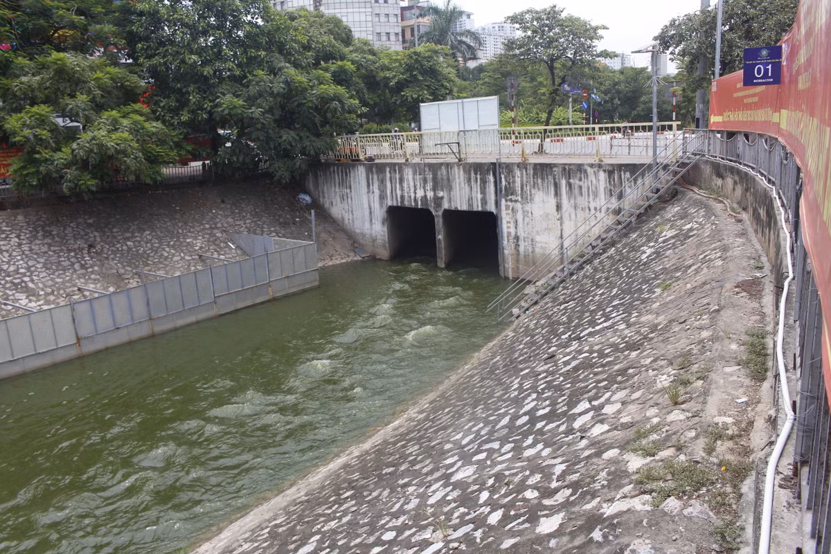 Dòng nước đen kịt đã được thay thế bằng dòng chảy có màu xanh biếc.