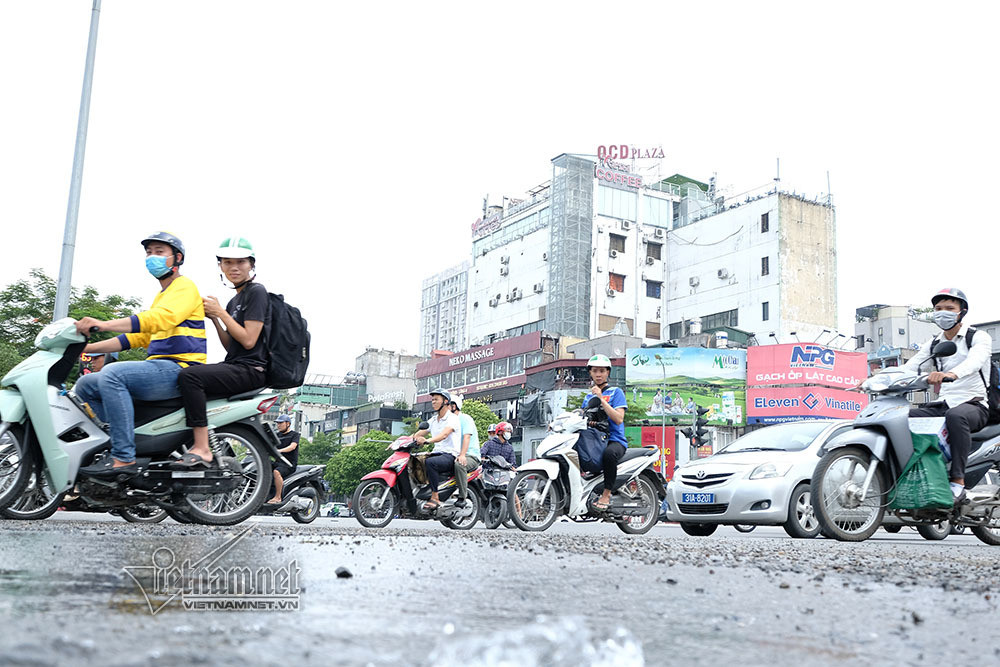 Nhiều người hiếu kì nhìn vị trí ống nước bị vỡ