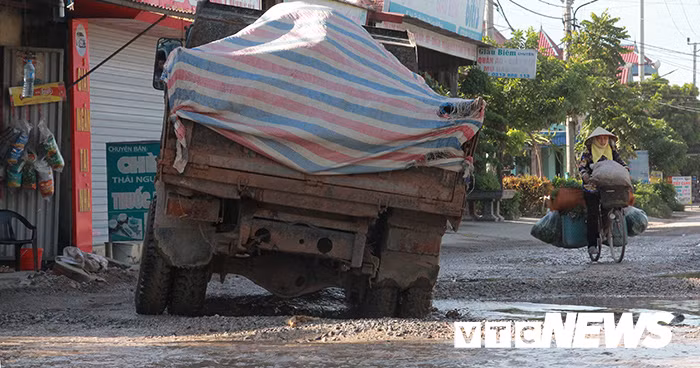 Đường đã xuống cấp, cộng thêm hàng loạt xe tải chở đất đá, vật liệu chạy qua đây mỗi ngày càng làm cho tuyến đường này xuống cấp nghiêm trọng.