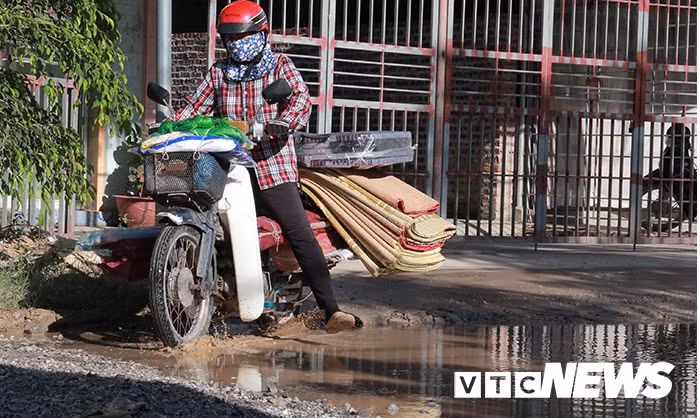 Những người vận chuyển hàng hóa cồng kềnh bằng xe máy thường dễ gặp nạn khi qua đoạn đường này.