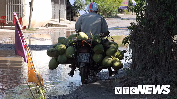 Người đàn ông này dò dẫm từng mét lề đường để thoát thân.