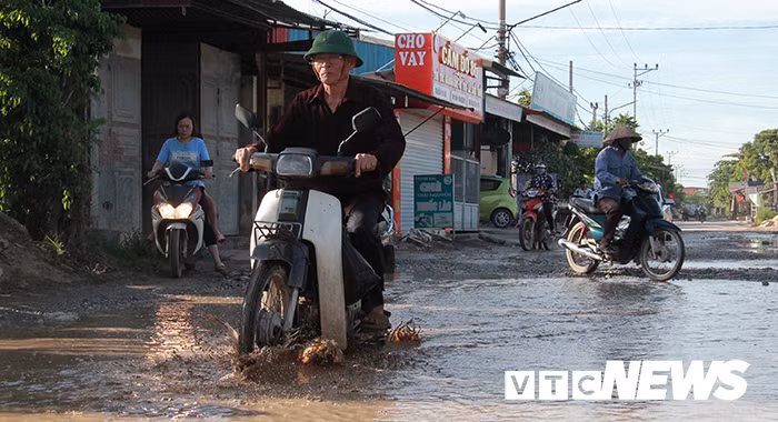 Mỗi ngày, hàng nghìn lượt công nhân và người dân cùng các xe cộ qua lại đều nơm nớp lo sợ xảy ra tai nạn. Khốn khổ nhất là người già, phụ nữ và trẻ em đi xe máy, xe đạp qua đây.