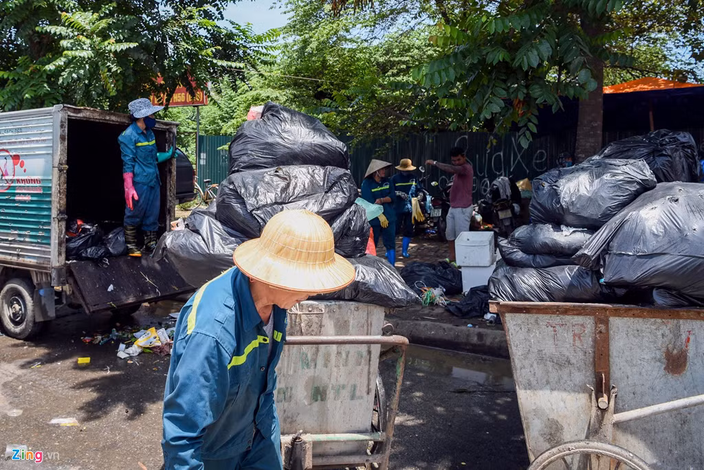Nui rac un u boc mui nong nac tren duong pho Ha Noi-Hinh-2