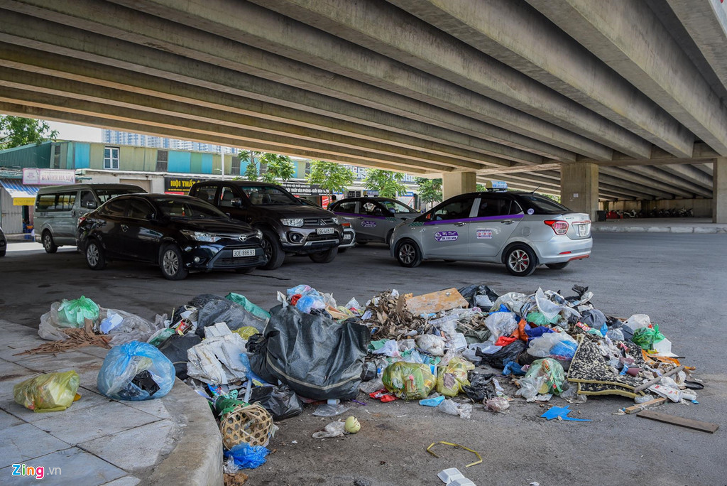 Không có xe đi thu gom, người dân sinh sống trên đường Trịnh Văn Bô (quận Nam Từ Liêm) vứt rác bừa bãi ngay dưới khu vực chân cầu vượt.
