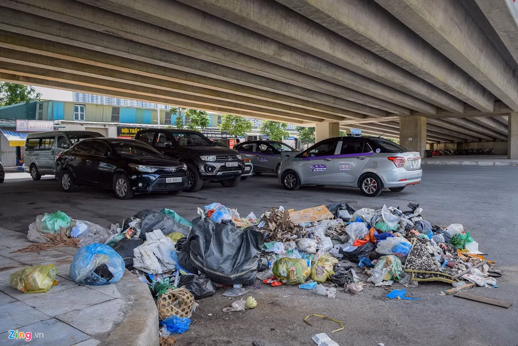 Không có xe đi thu gom, người dân sinh sống trên đường Trịnh Văn Bô (quận Nam Từ Liêm) vứt rác bừa bãi ngay dưới khu vực chân cầu vượt.