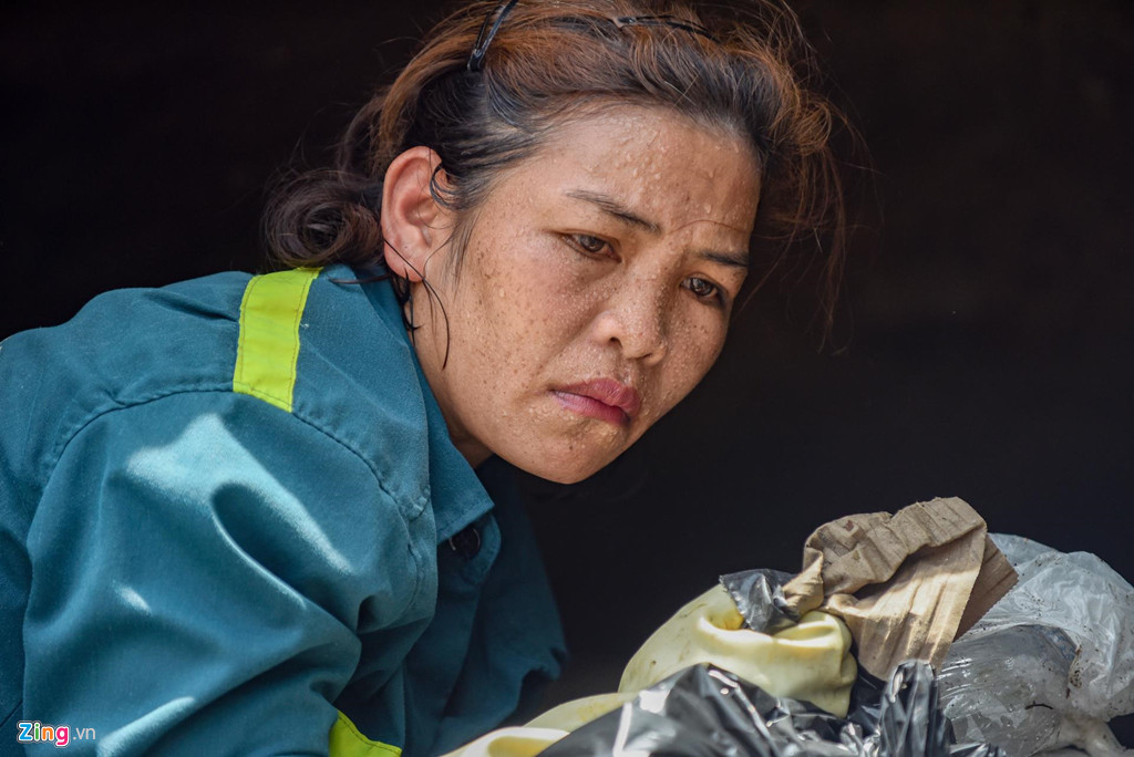 "Khoảng 1 tuần nay chúng tôi tăng ca liên tục, làm từ 5h sáng đến 13h rồi nghỉ giải lao sau đó tiếp tục làm đến 18h tối mới bàn giao cho ca sau. Rác thải tồn đọng nhiều nên cũng mất nhiều công xử lý hơn ngày thường", chị Uyên, công nhân vệ sinh môi trường, chia sẻ.