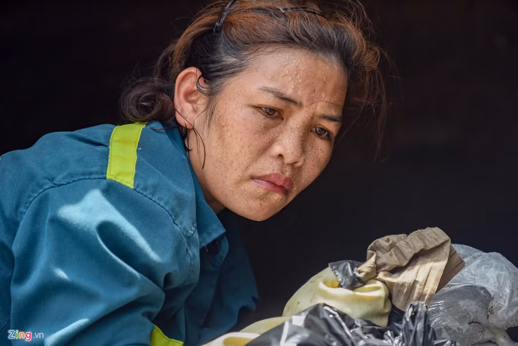 "Khoảng 1 tuần nay chúng tôi tăng ca liên tục, làm từ 5h sáng đến 13h rồi nghỉ giải lao sau đó tiếp tục làm đến 18h tối mới bàn giao cho ca sau. Rác thải tồn đọng nhiều nên cũng mất nhiều công xử lý hơn ngày thường", chị Uyên, công nhân vệ sinh môi trường, chia sẻ.
