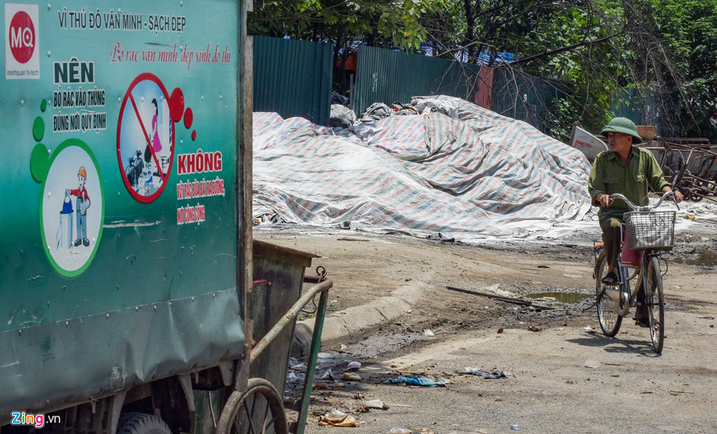 Nui rac un u boc mui nong nac tren duong pho Ha Noi