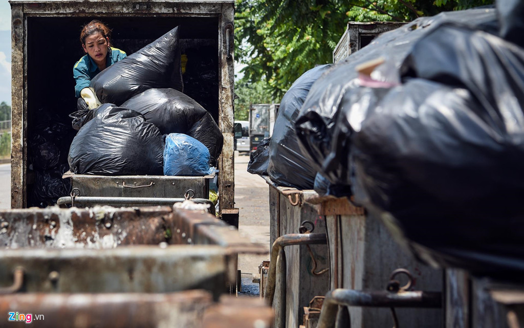 Trong những ngày cao điểm, công nhân vệ sinh môi trường thường xuyên phải tăng ca để đảm bảo tiến độ xử lý rác thải bị ùn ứ ở nội đô.