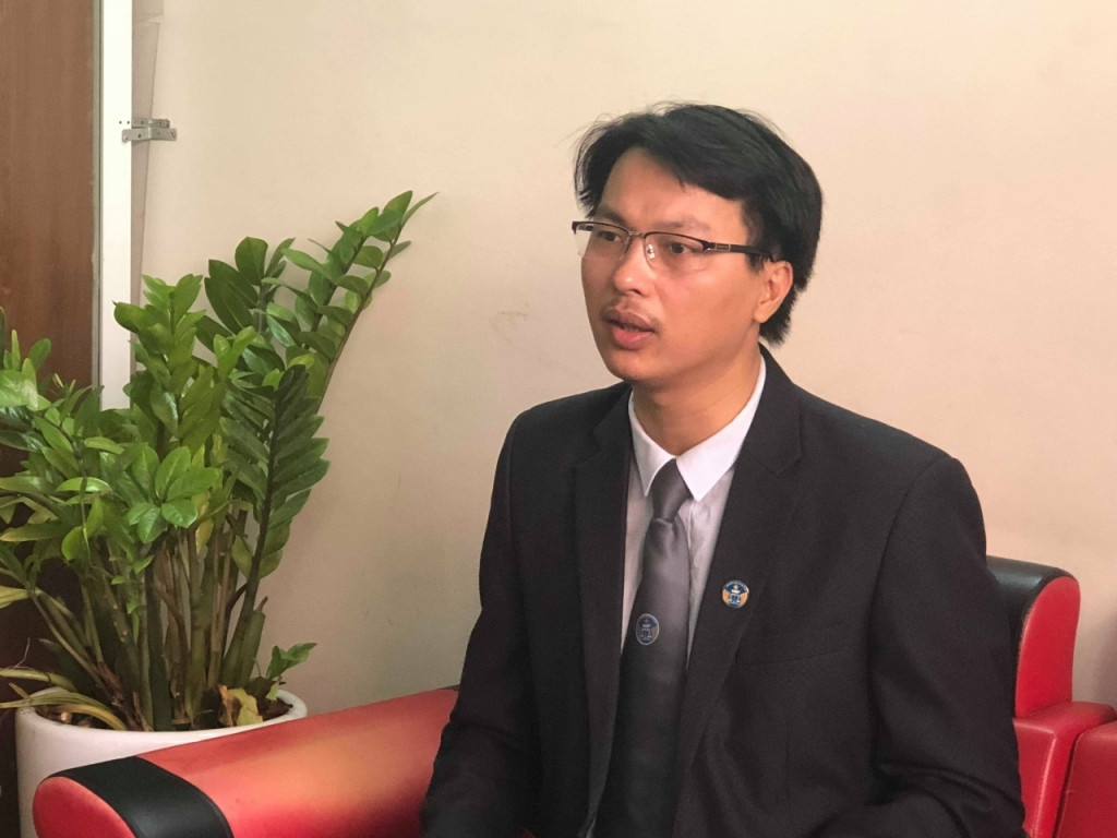 Nu le tan bi phat tan clip quan he o cau thang den trinh bao cong an-Hinh-2