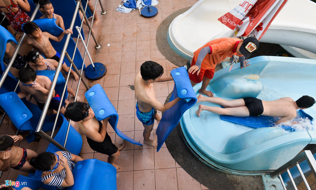 Khu vực đường trượt đa làn, trượt ống, trượt thảm luôn có hàng chục người xếp hàng chờ tới lượt. Cầu thang dẫn lên khu vực này nhiều lúc còn tắc nghẽn vì quá đông.