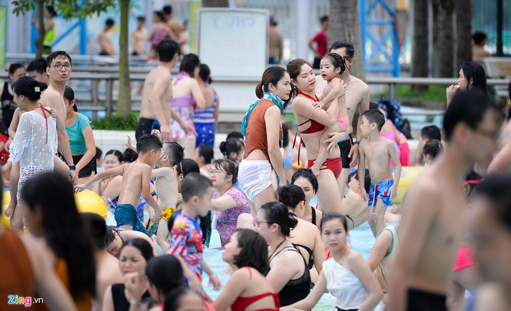 Khu vực bể tạo sóng luôn đông đúc người đến vui chơi, đặc biệt khu nước nông, gần bờ thu hút rất nhiều phụ nữ và trẻ em đến "giải nhiệt" trong cái nóng 40 độ C.