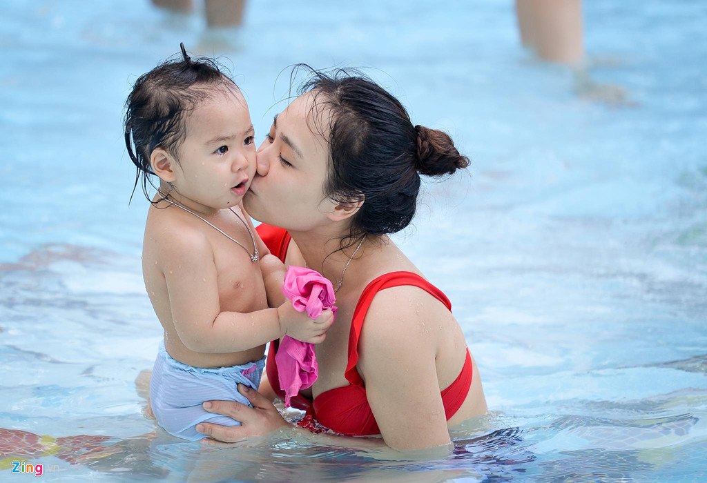 Dịp nghỉ hè cũng là lúc nhiều gia đình cho con đến công viên nước vui chơi. Các bé cao dưới 0,9 mét còn được miễn phí.