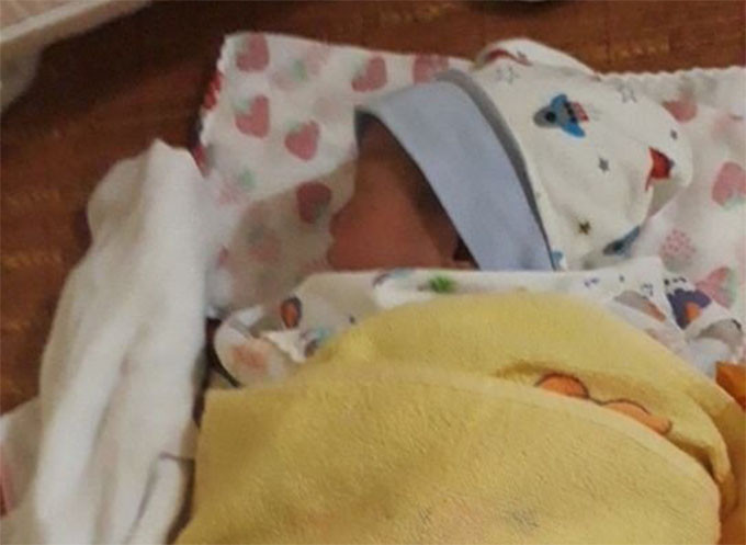 La thu trong hop giay co chau be so sinh bi bo roi viet gi ma ai cung ngo nhin